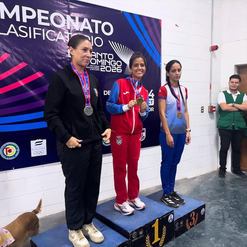 Yarimar Mercado posa con su medalla de oro.