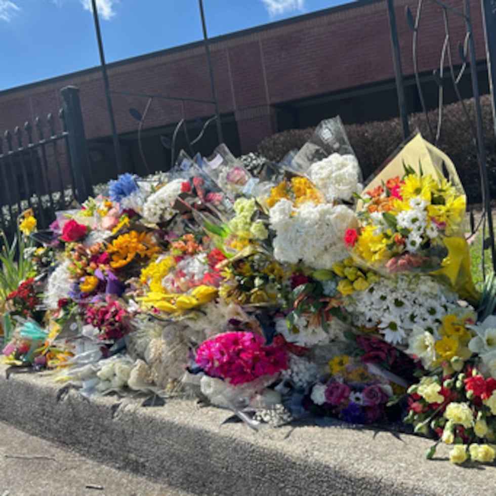 Flores a lo largo de una valla fuera de North Hall High School en Gainesville, Georgia, el lunes, 9 de marzo de 2026. (AP Photo/Emilie Megnien)