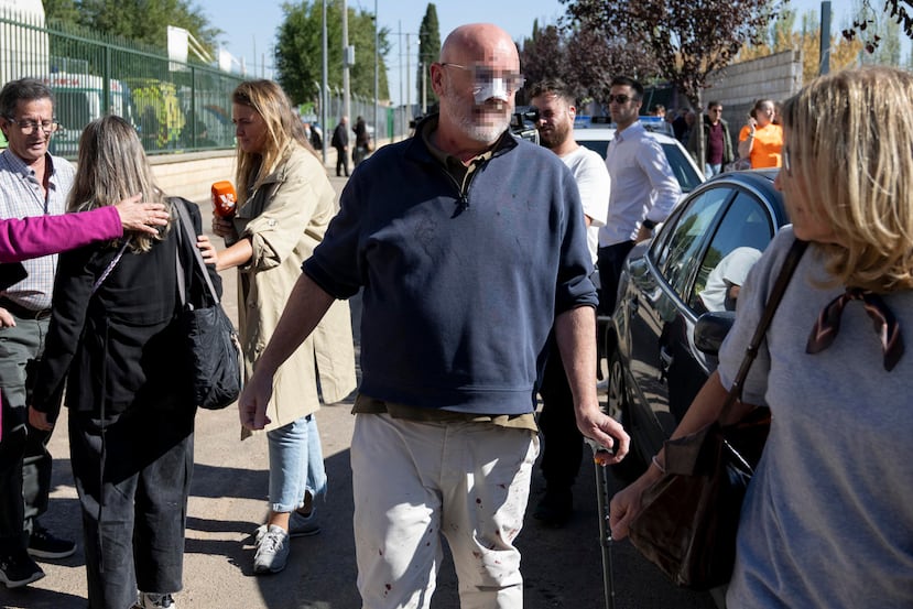 Los heridos más leves del accidente en el que han colisionado un tren AVE con otro de Iryo a su llegada al pabellón municipal de Urda (Toledo) donde son atendidos.