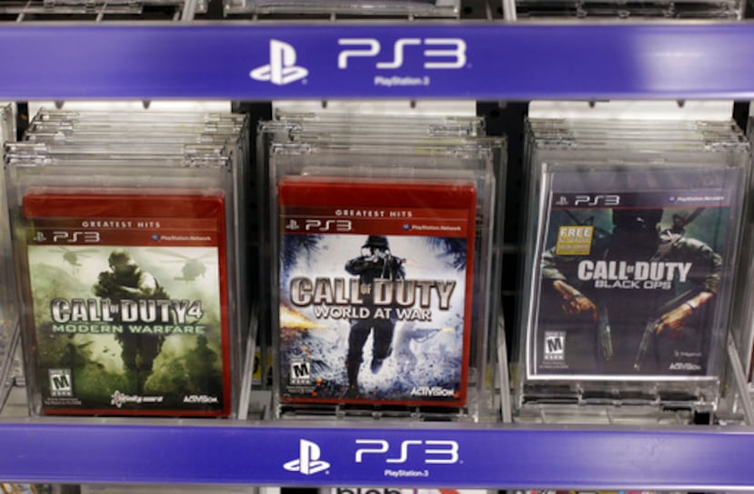 ARCHIVO - Tres versiones de los juegos Call Of Duty de Activision se ven a la venta en Best Buy en Mountain View, California, el miércoles 3 de agosto de 2011. Vincent Zampella, uno de los creadores detrás de los videojuegos más vendidos "Call of Duty", ha muerto a los 55 años. (AP Photo/Paul Sakuma,Archivo)