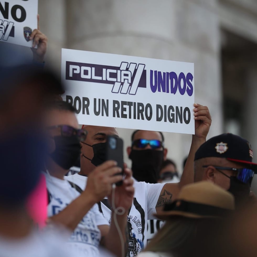 En 2013, el retiro al que los policías tienen derecho se redujo del 75% al 30% del salario que reciben al jubilarse.