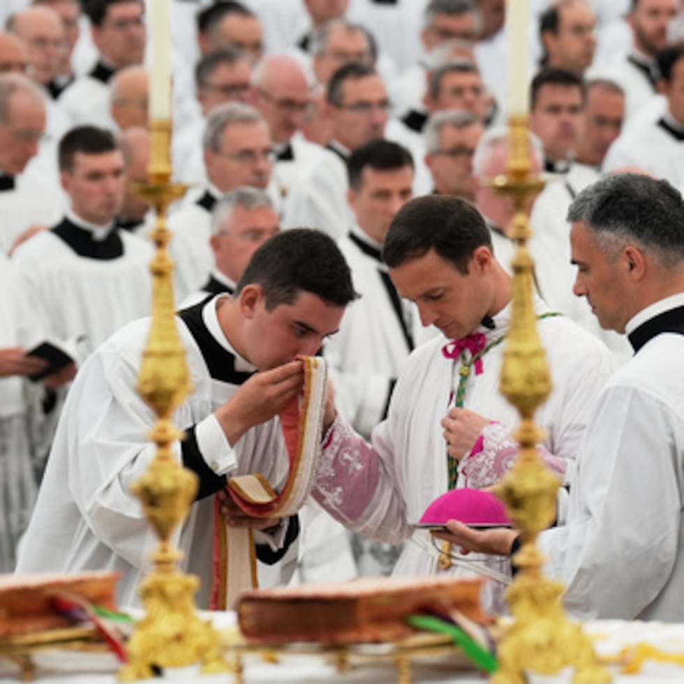 El padre Marc Hanappier (en el centro) asiste a su ceremonia de consagración como obispo en una carpa instalada en el exterior del seminario de la Fraternidad San Pío X, en Ecône, Suiza.