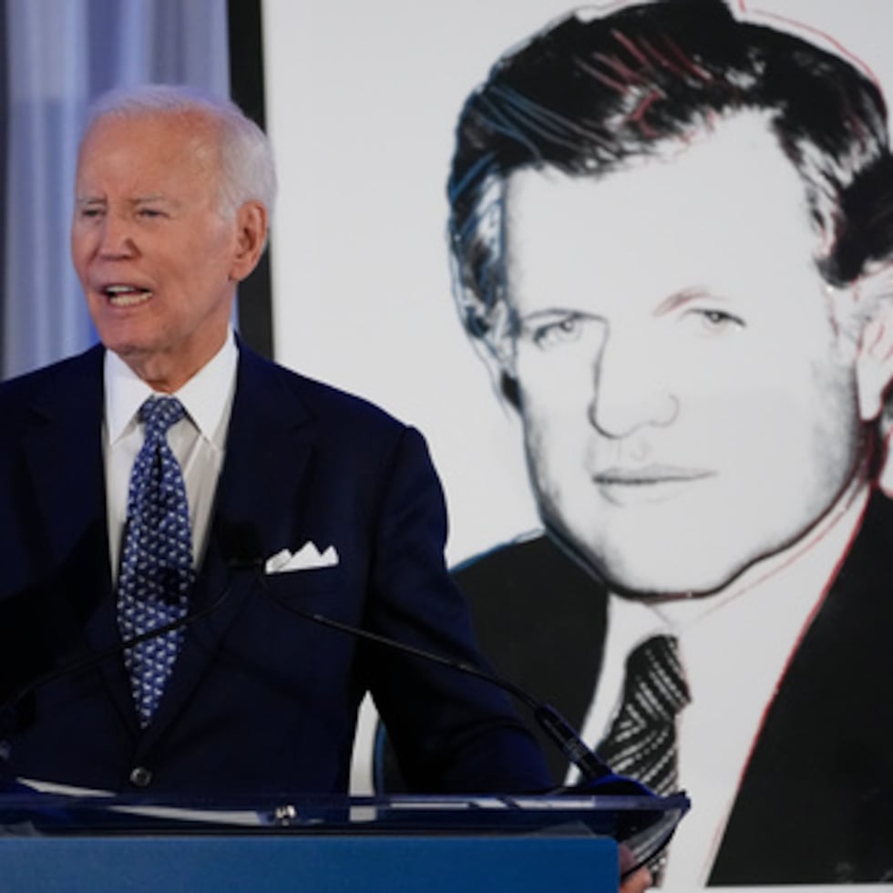 Biden recibe premio en el Instituto Kennedy en Boston.
