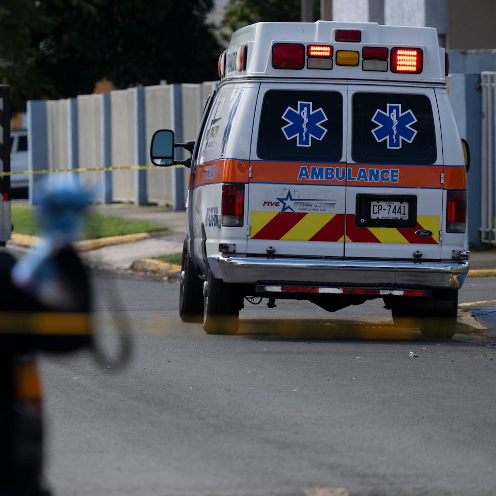 Un hombre fue rematado en el interior de una ambulancia en el residencial Las Margaritas en Santurce.