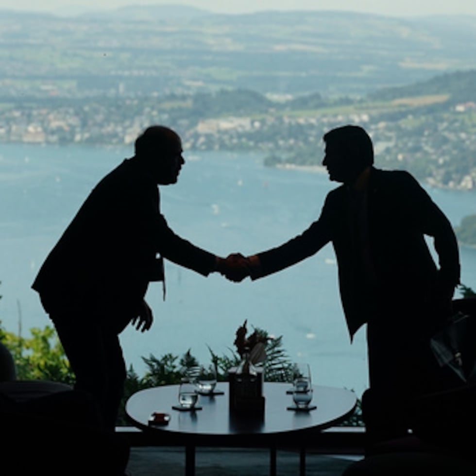 Los miembros del personal de las delegaciones se reúnen en el vestíbulo el primer día de una reunión cuatripartita entre Estados Unidos, Irán, Pakistán y Catar.