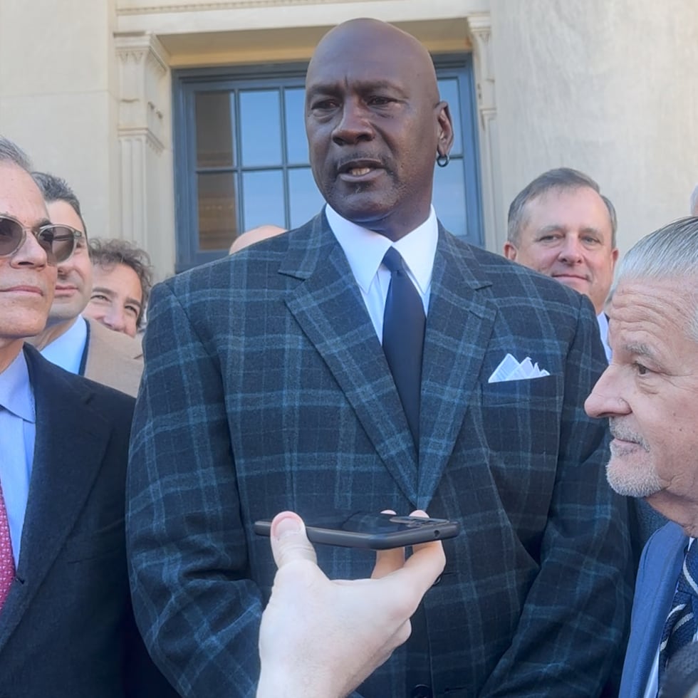 Michael Jordan, al centro, habla frente al tribunal federal de Charlotte, Carolina del Norte, después de que NASCAR llegara a un acuerdo en una demanda antimonopolio con dos equipos de automovilismo, incluido uno copropiedad de "MJ".