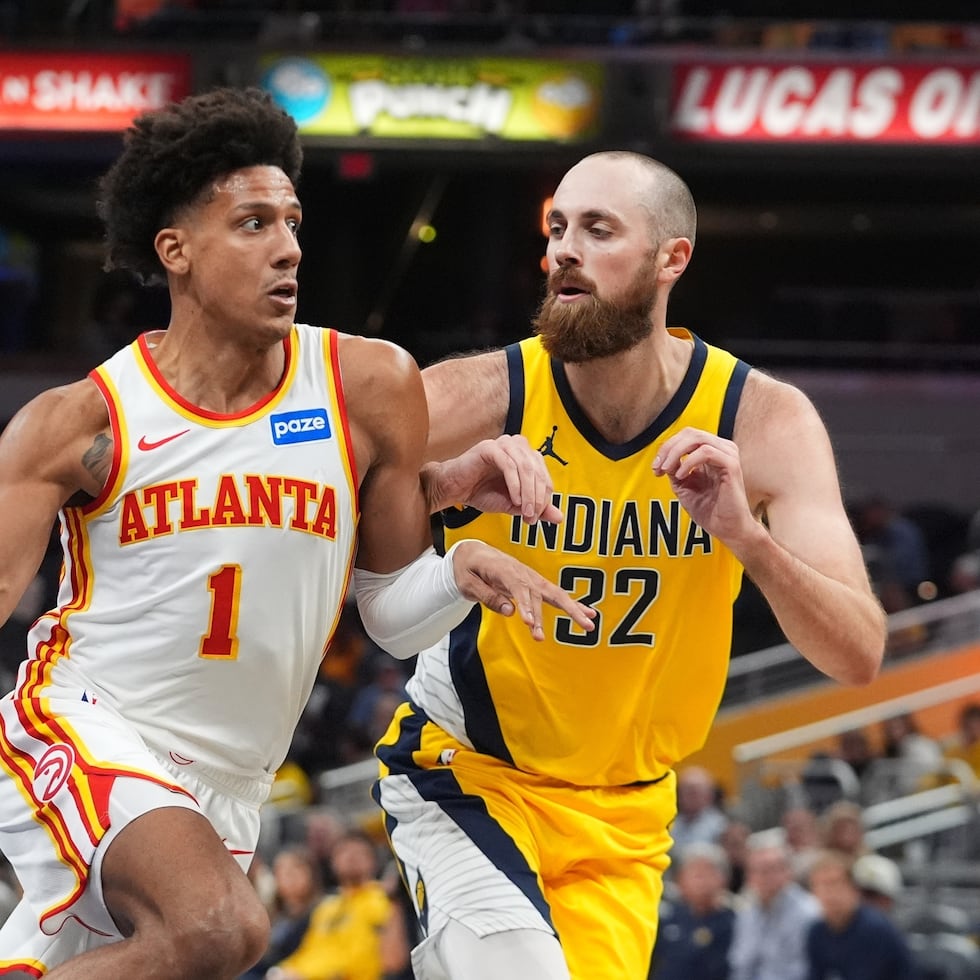 Jalen Johnson, de los Hawks de Atlanta, avanza frente a Jay Huff, de los Pacers de Indiana, en el duelo del viernes 31 de octubre de 2025 (AP Foto/Darron Cummings)