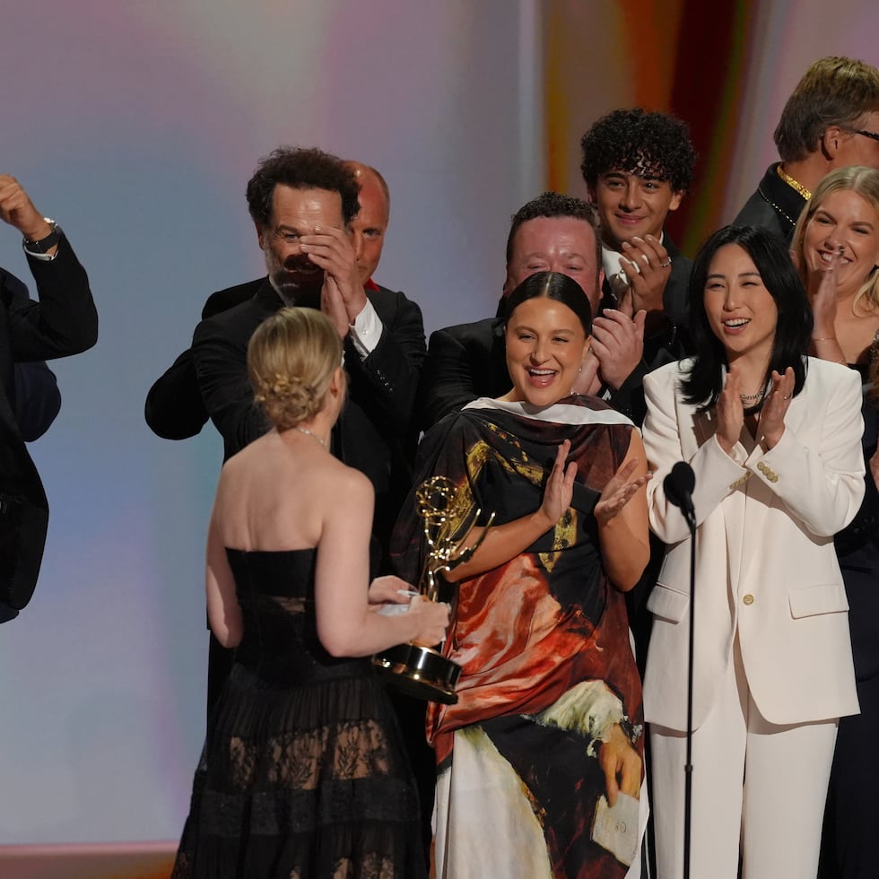 Katie Dippold, en primer plano, y el equipo de "Widow's Bay" reciben el premio a la mejor serie de comedia durante la edición 78 de los premios Emmy en el Teatro Peacock de Los Ángeles.