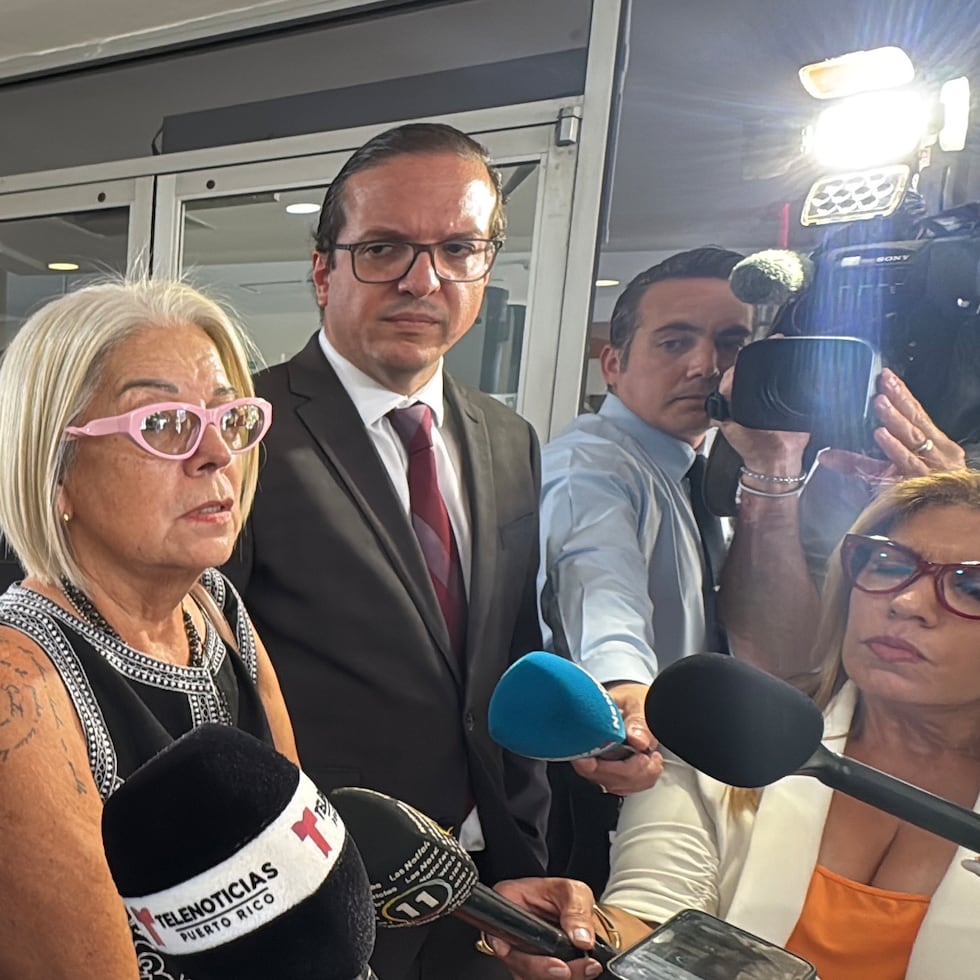 De izquierda a derecha: José Cotto Cartagena, hermano del fenecido abogado, y María Inés Cotto Cartagena, madre de ambos.