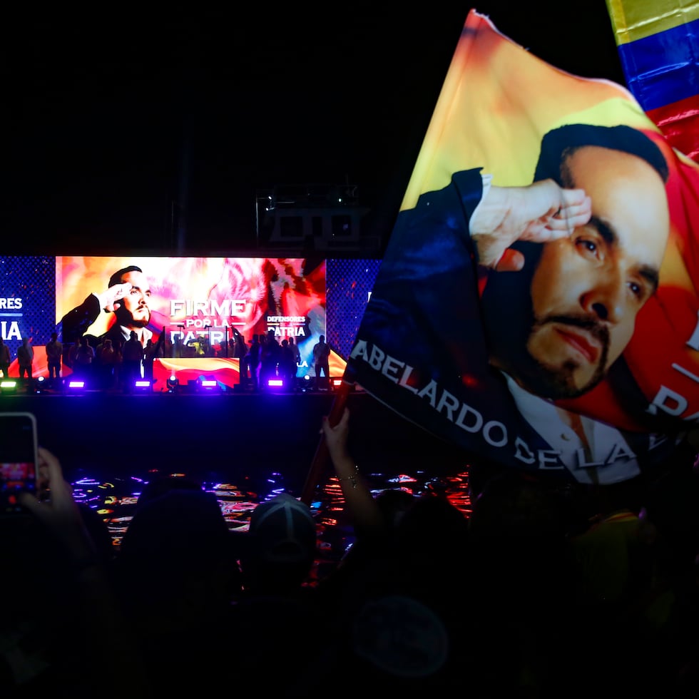 Fotografía que muestra una embarcación, pantallas y banderas con la imagen del candidato de ultraderecha Abelardo de la Espriella, al final de la jornada electoral este domingo, en Barranquilla