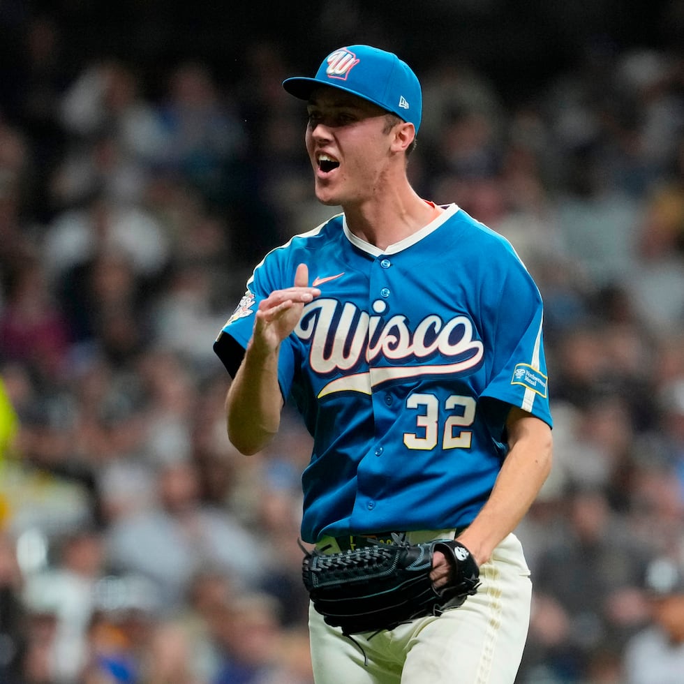 Jacob Misiorowski, de los Brewers, reacciona tras completar un ponche en el juego ante los Yankees.