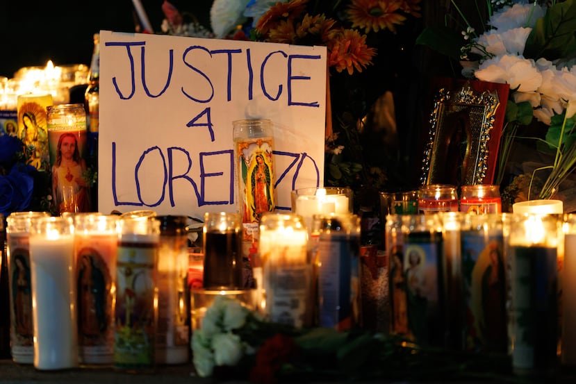 Se encienden velas durante una vigilia por Lorenzo Salgado Araujo, un ciudadano mexicano que fue asesinado a tiros por un agente federal de inmigración el día anterior.