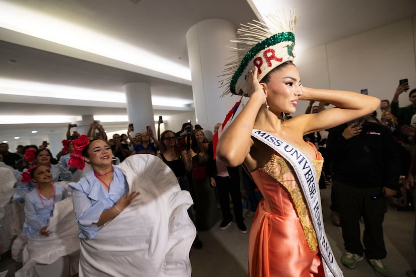 La reina recibió una pava como obsequio.