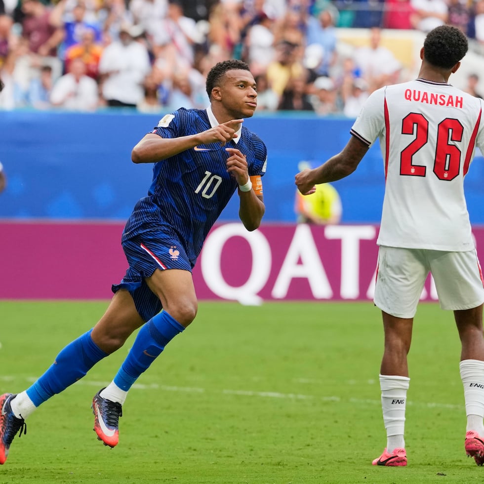 El estelar Kylian Mbappé (10) marcó dos goles en el revés de Francia ante Inglaterra.