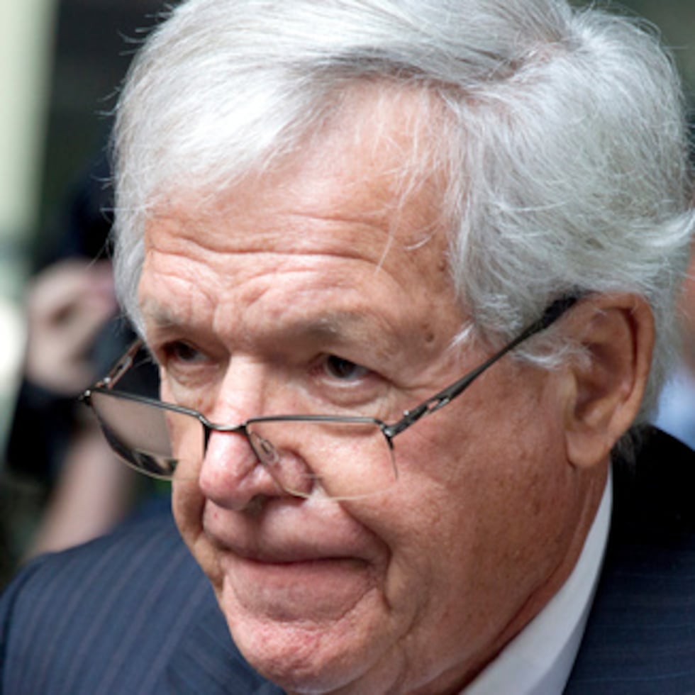 El expresidente de la Cámara de Representantes, Dennis Hastert, al salir del tribunal en Chicago el 9 de junio de 2015.