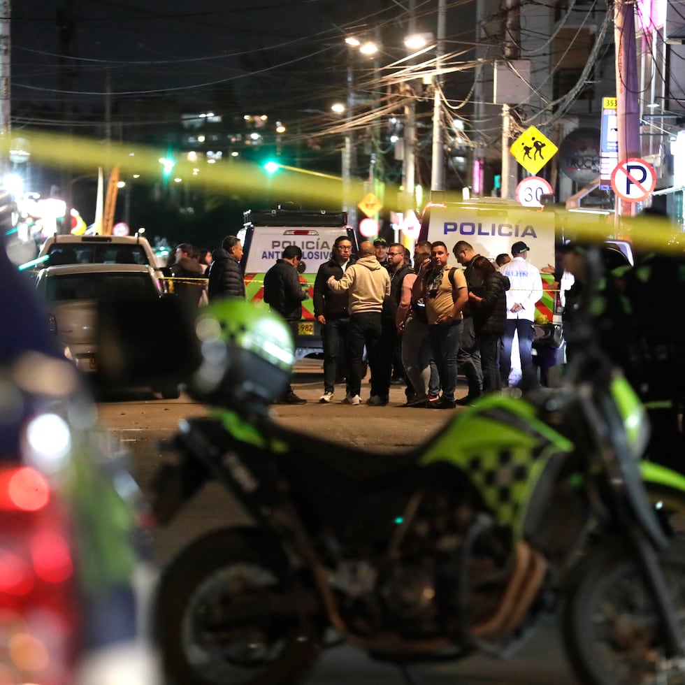 Integrantes de la Policía Nacional de Colombia custodian la zona dónde fue herido el senador colombiano Miguel Uribe.