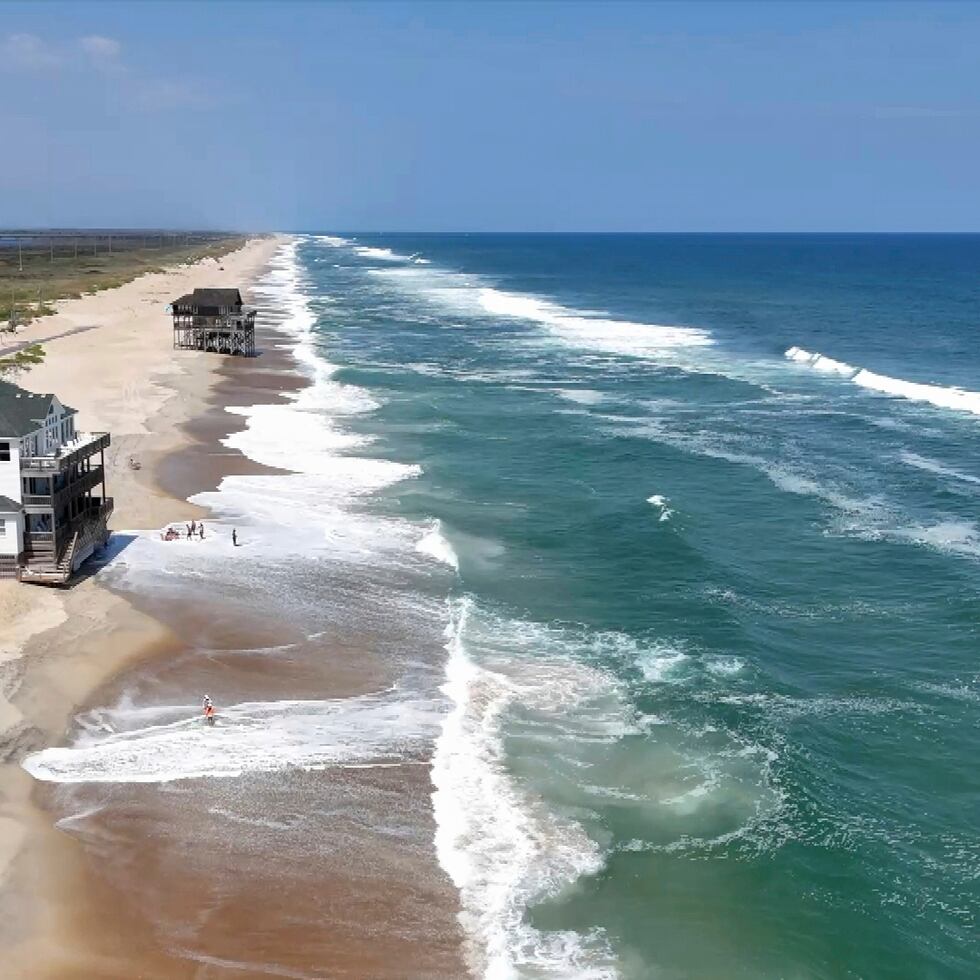 En esta imagen, tomada de un video de WVEC-TV muestra varias viviendas en la costa atlántica, en el condado de Dare, Carolina del Norte, el 18 de agosto de 2025, antes de la llegada del huracán Erin.