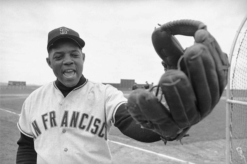 En imagen de achivo del 2 de marzo de 1964, Willie Mays, de los Gigantes de San Francisco, se prepara para una sesión de entrenaiento en la sede del club para la pretemporada, en Casa Grande, Arizona. (Archivo / AP)
