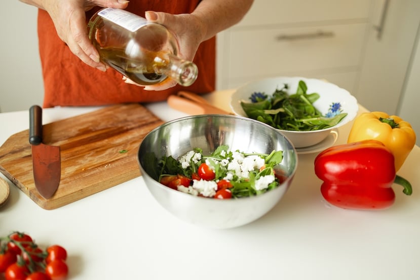 Mujer cocinando ensalada