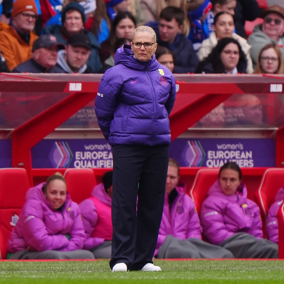 La seleccionadora de Inglaterra, Sarina Wiegman, permanece en la línea de banda durante el juego de clasificación de la UEFA para la Copa Mundial Femenina de la FIFA entre Inglaterra e
Islandia en el City Ground.