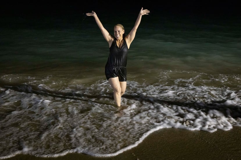 Ciudadanos llegan a la playa Último Trolley en Ocean Park, San Juan, para pasar la Noche de San Juan.
