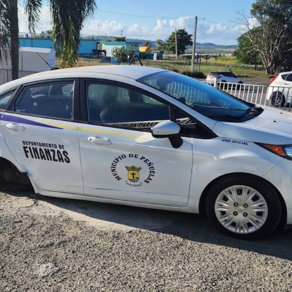 El auto fue robado del estacionamiento del Departamento de Recreación y Deportes del Municipio de Peñuelas.