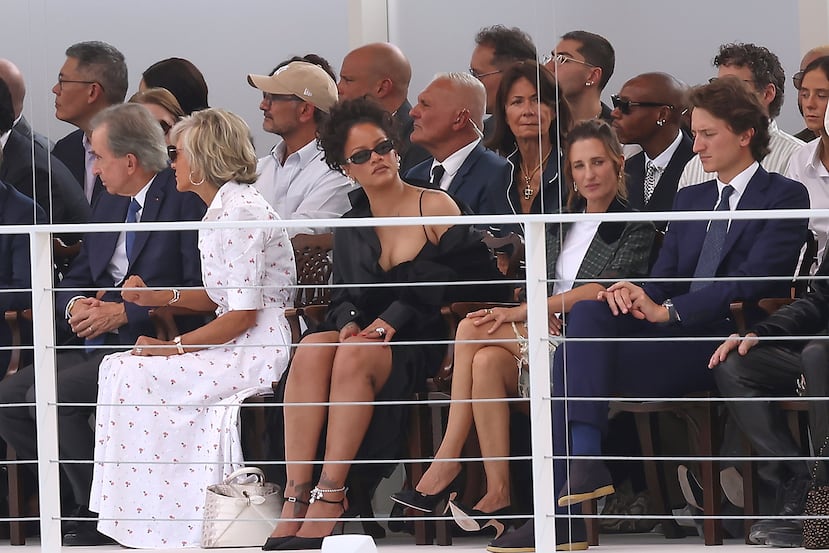 Rihanna y Camille Cottin en el desfile de Christian Dior en París.