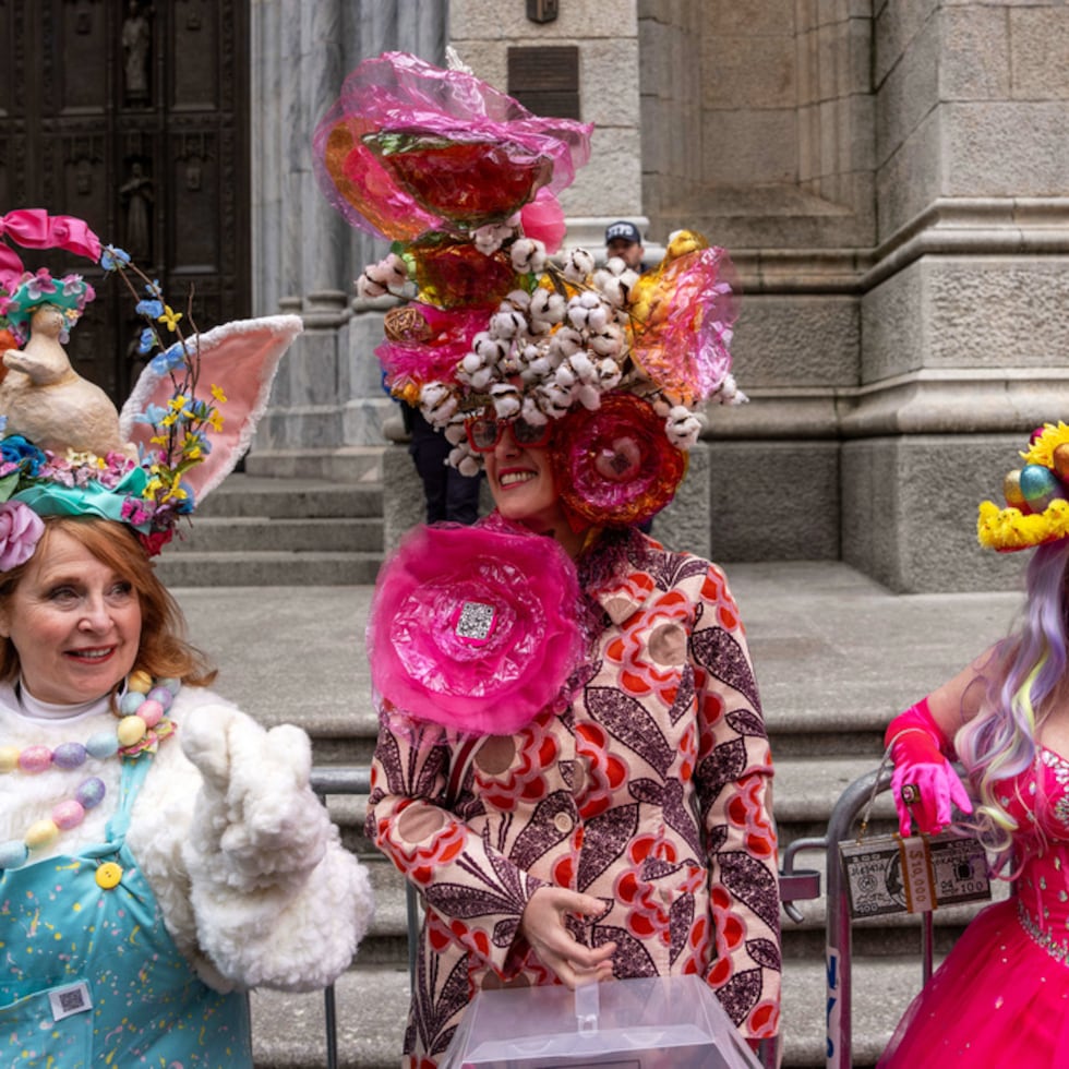 Ataviadas con flores, huevos y coloridos trajes, estas mujeres lucían sus vestimentas por la Gran Manzana.