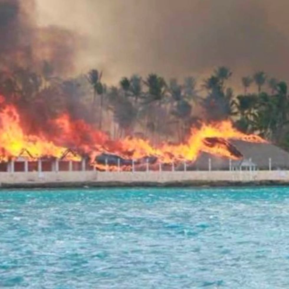 Los techos de paja y el fuerte viento contribuyeron a que el incendio se propagara con rapidez, destruyendo la hospedería.