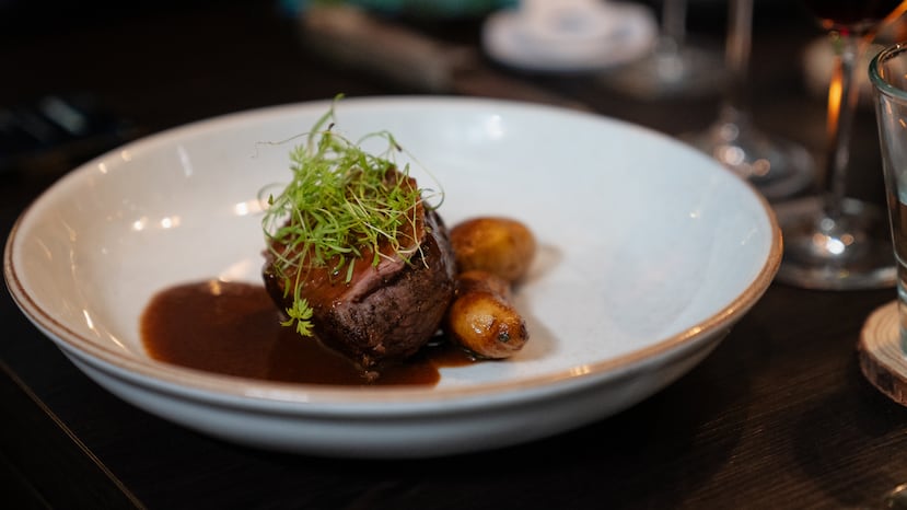 Solomillo de ternera con papas fingerling demi glace de Prole Cocina & Barra.