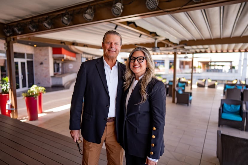 Eric Cancela, vicepresidente y gerente general para el mercado de Puerto Rico de Spanish Broadcasting System (SBS); y Marnie Marquina, gerente general de
The Mall of San Juan.