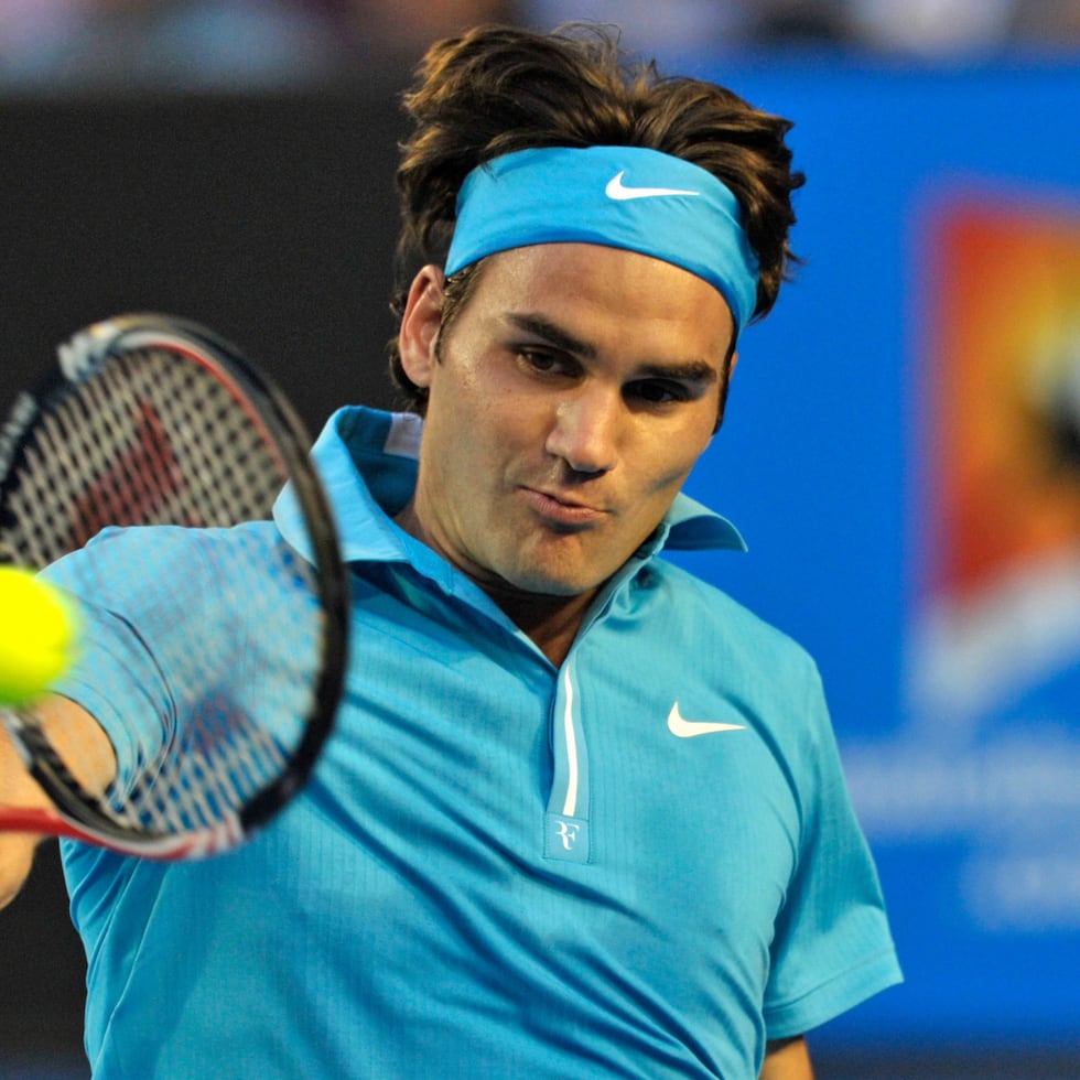 El suizo Roger Federer hace una devolución al francés Jo-Wilfried Tsonga en una semifinal de l Abierto de Australia de 2010.
