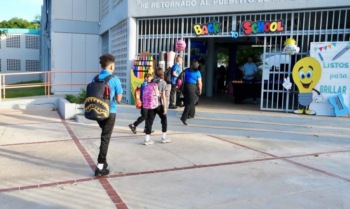 Más de 223,000 estudiantes regresan a escuelas públicas pese a retos de agua y electricidad