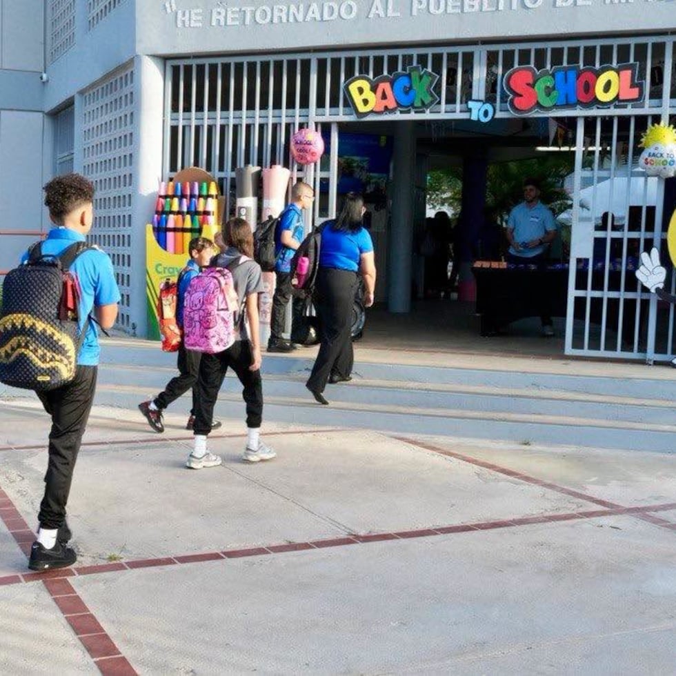 Los alumnos de la escuela Abelardo Díaz Alfaro en Toa Alta participaron del recibimiento preparado para iniciar el curso escolar.