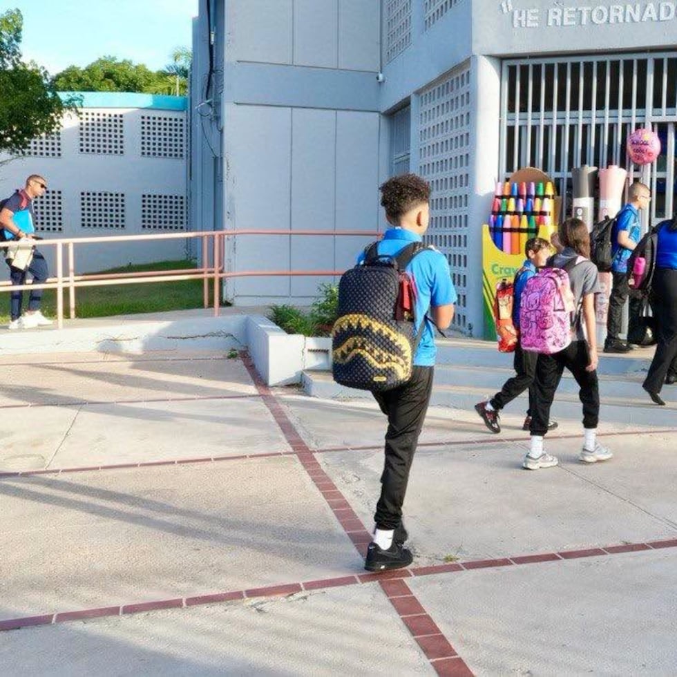 Los alumnos de la escuela Abelardo Díaz Alfaro en Toa Alta participaron del recibimiento preparado para iniciar el curso escolar.