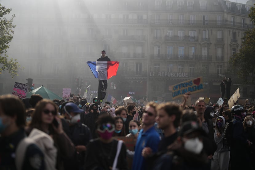 Un manifestante sostiene una bandera de Francia en la plaza de la República, durante una protesta contra el aumento del costo de vida y en apoyo a los reclamos de los estudiantes, en París, el sábado 17 de octubre de 2026.