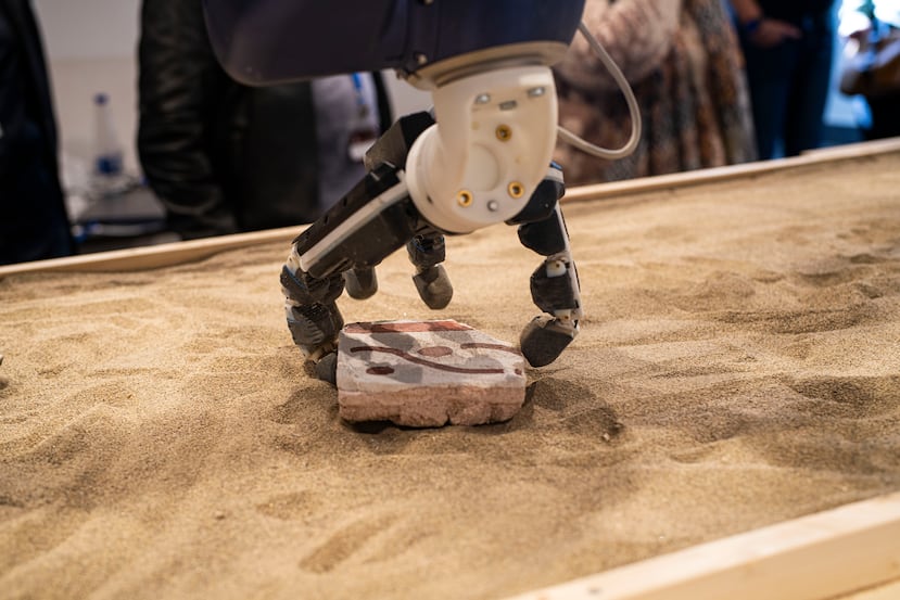 ROMA, 27/11/2025.- Un robot guiado por inteligencia artificial ha ayudado a recomponer frescos fragmentados del área arqueológica de Pompeya, la ciudad destruida por la erupción del Vesubio en el año 79, utilizando la robótica para reordenar los restos como si se tratara de un rompecabezas. EFE/ Parque Arqueológico De Pompeya *****SOLO USO EDITORIAL/SOLO DISPONIBLE PARA ILUSTRAR LA NOTICIA QUE ACOMPAÑA (CRÉDITO OBLIGATORIO) *****