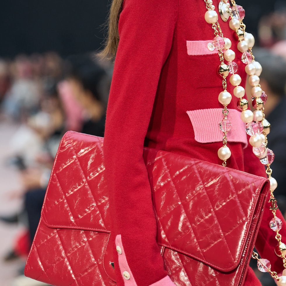 Chanel también incorpora el rojo brillante en su colección otoño-invierno, combinándolo con tonos rosados y accesorios llamativos para looks de impacto.