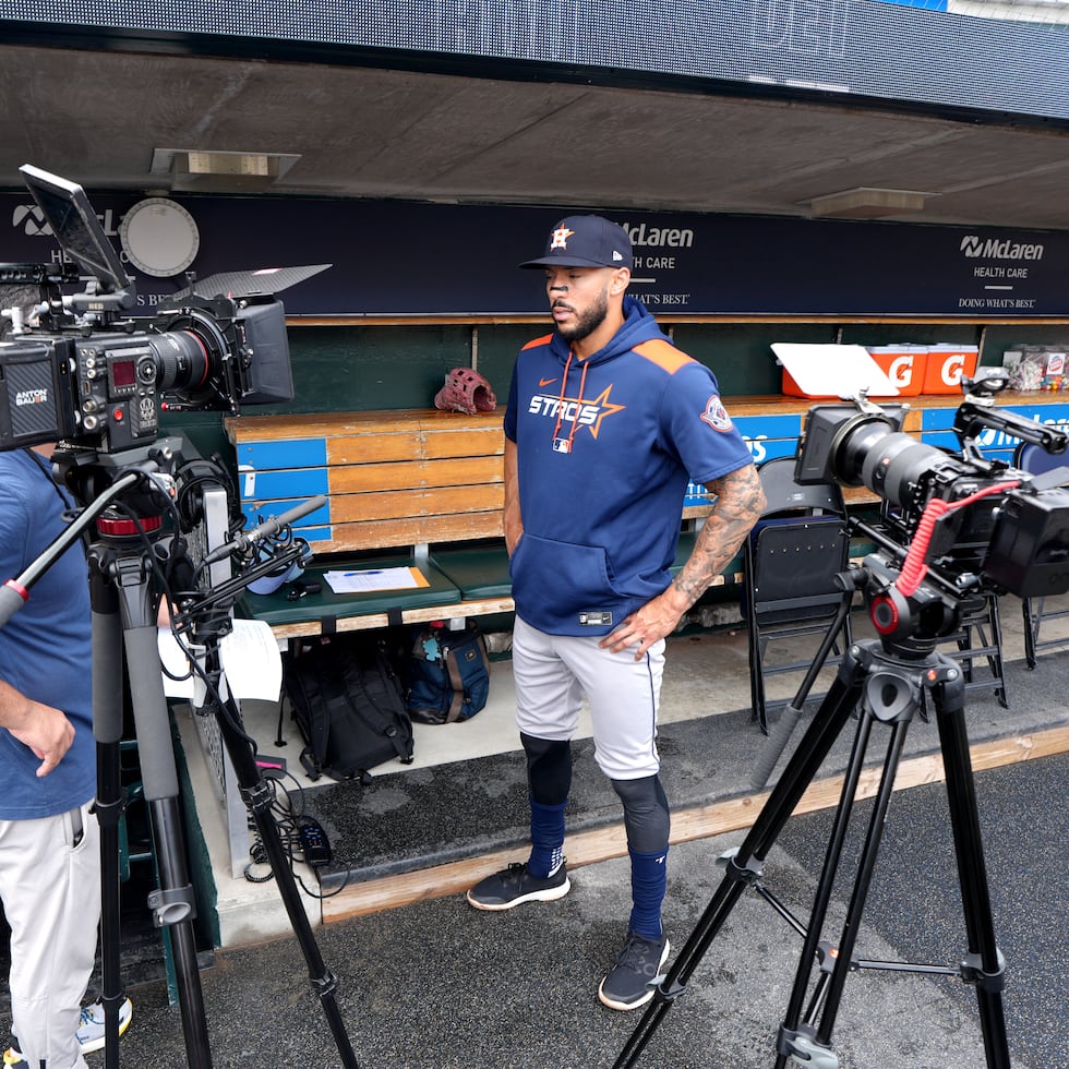 El documental El Clásico del Clásico, de la productora local Wanabí Puerto Rico, y con la participación de los jugadores boricuas Kike Hernández y Edwin "Sugar" Díaz como productores ejecutivos, retrata la rivalidad beisbolera entre puertorriqueños y dominicanos. En la foto, la entrevista a Carlos Correa.