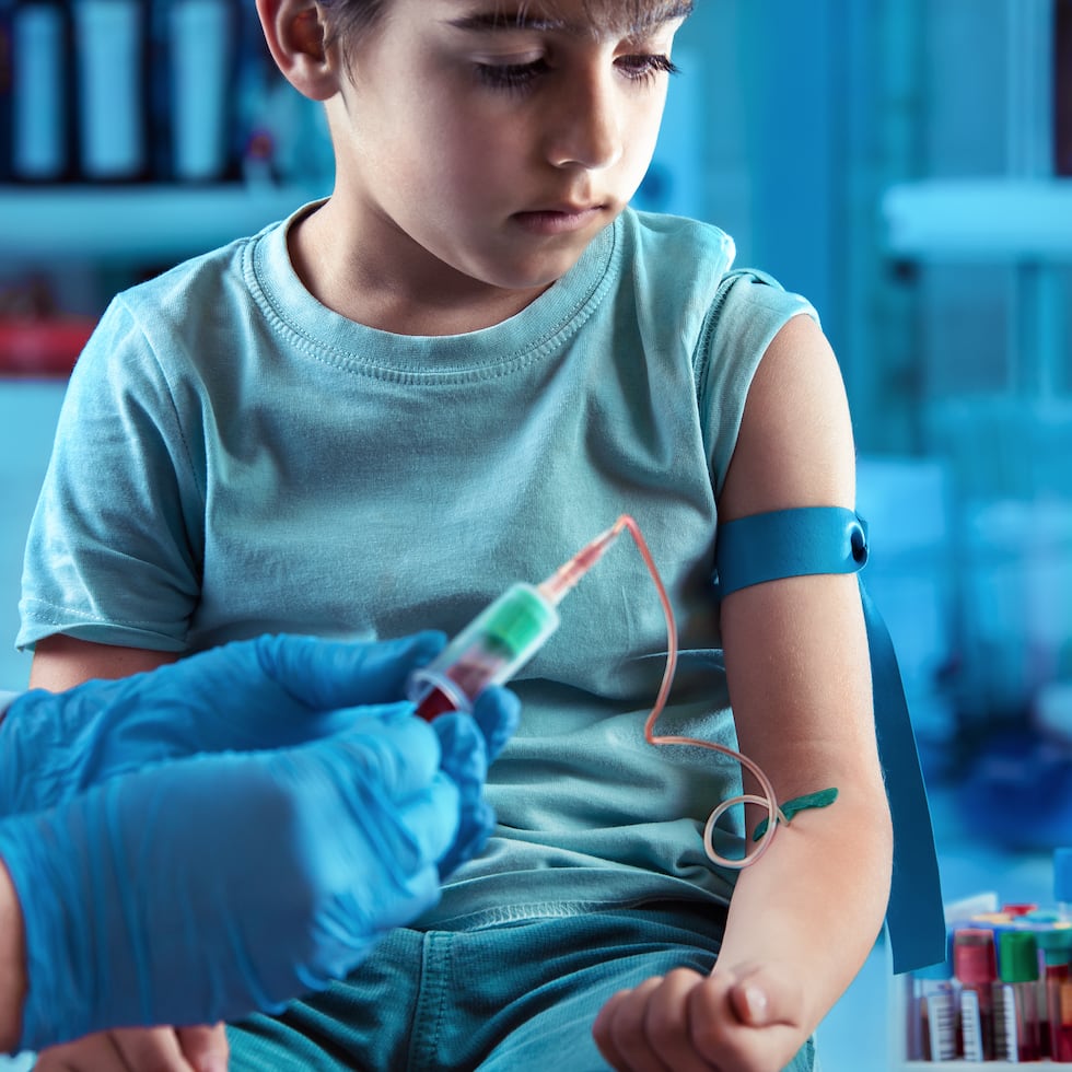 El osteosarcoma, el tumor óseo maligno más común en pediatría, suele aparecer cerca de las rodillas durante los años de mayor crecimiento. Ambos son tratables, especialmente cuando se detectan temprano, escribe Joseph Salem.