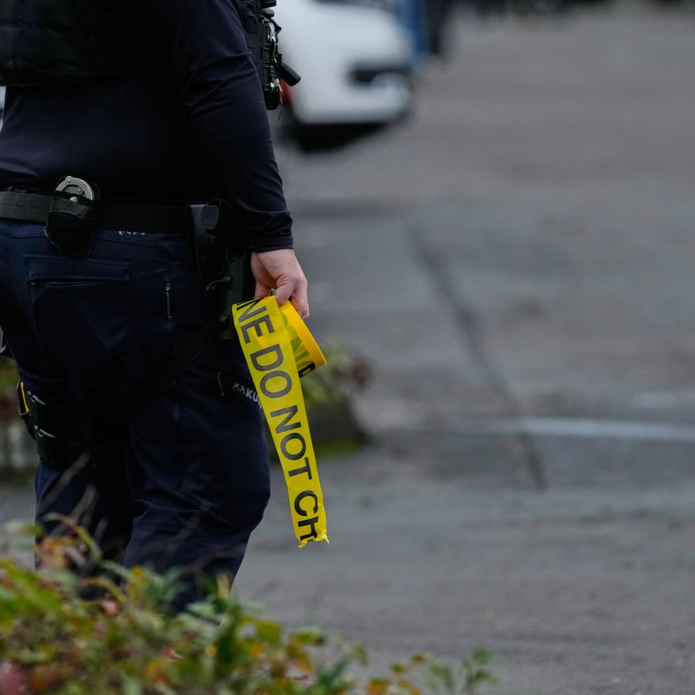 La Policía de Portland acordonó tanto la escena del tiroteo como el área donde fueron halladas las personas heridas.