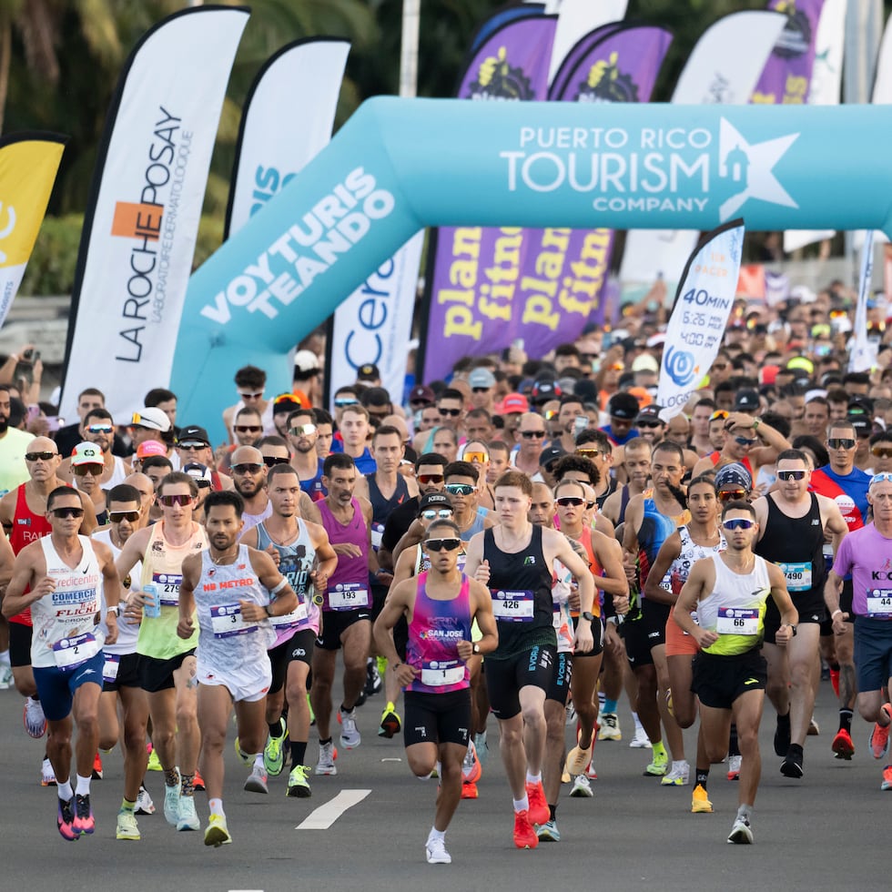 Más de 8,000 corredores participaron en el 10K del Puente Teodoro Moscoso.
