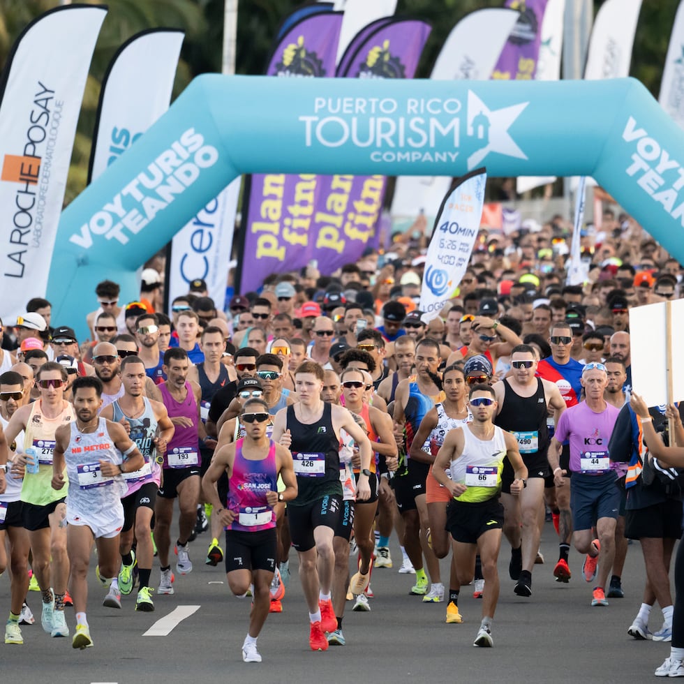 Más de 8,000 corredores participaron en el 10K del Puente Teodoro Moscoso.
