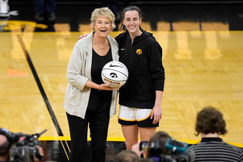 La medida quiere poner límite al portal de transferencias de atletas. En la foto la entrenadora de Iowa, Lisa Bluder, junto a Caitlin Clark al convertirse en la líder anotadora vitalicia de la conferencia del Big Ten en 2024.