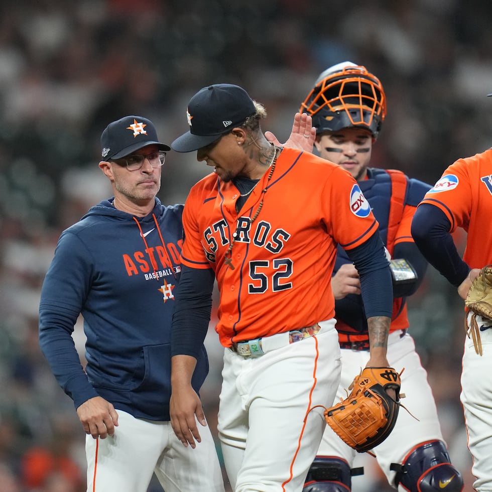 El dirigente boricua Joe Espada saca al relevista Bryan Abreu (52) en la octava entrada del segundo juego contra los White Sox.