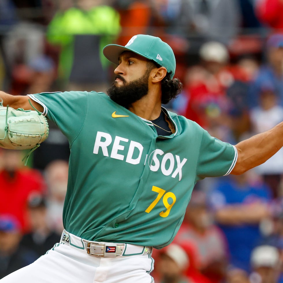 El puertorriqueño Raymond Burgos de los Red Sox de Boston lanza contra los Cub de Chicago, el viernes 25 de septiembre de 2026, en Boston. (AP Foto/Greg M. Cooper)