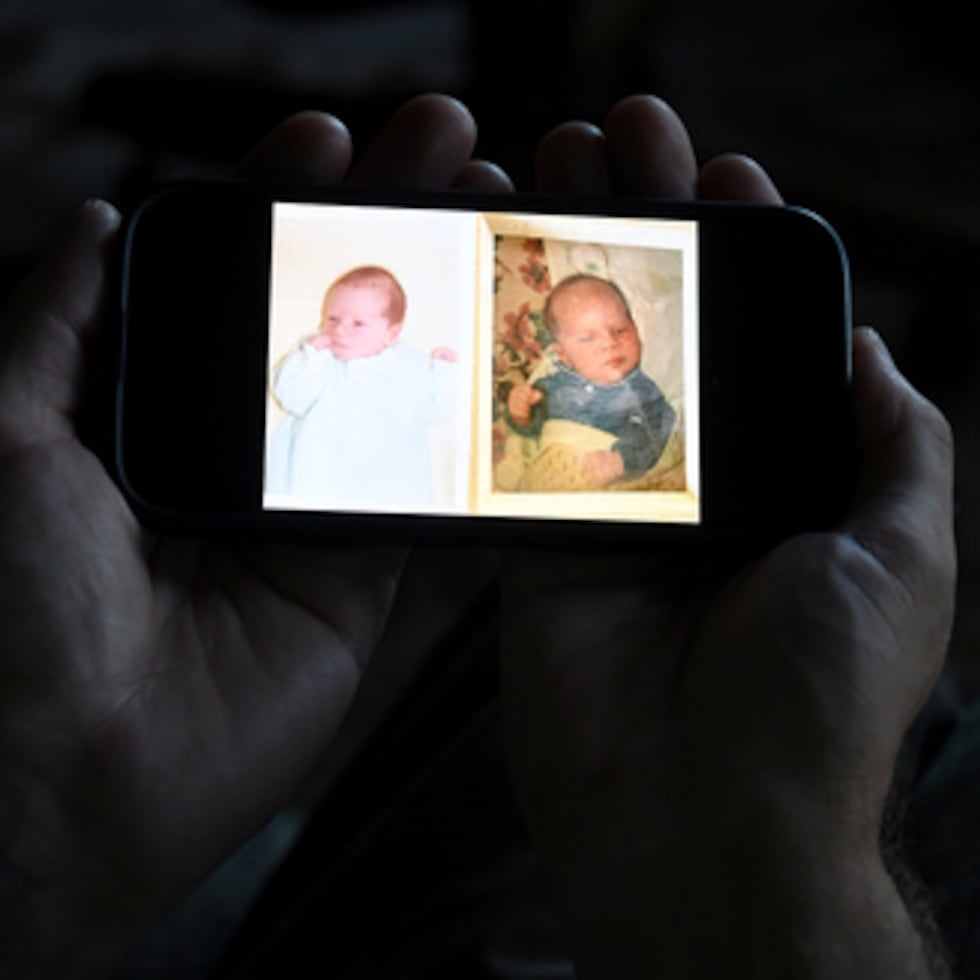 Jeremy Morrison, quien afirma que tras nacer lo enviaron a casa con unos padres equivocados, muestra lo que, según él, es una foto suya de bebé (a la izquierda) y del otro bebé que, según cuenta, fue intercambiado al nacer.