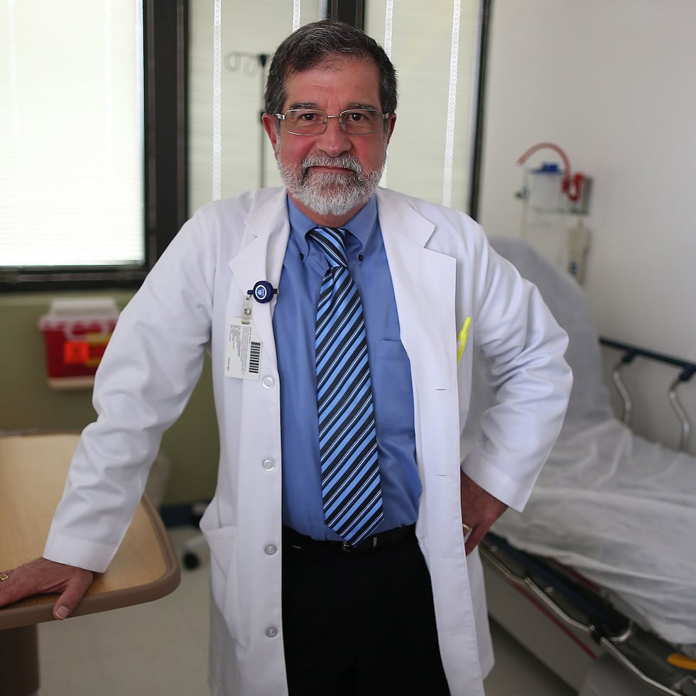 Las vacunas de influenza tradicionales requieren meses de producción en huevos o células vivas. Durante ese tiempo, el virus puede mutar y la vacuna pierde precisión. La tecnología ARNm, en cambio, permite diseñar y fabricar una vacuna en cuestión de semanas, destaca Fernando Cabanillas.