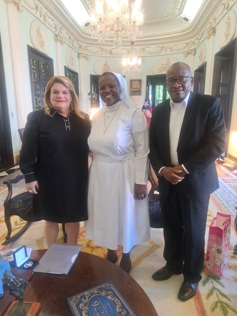 La gobernadora Jenniffer González se reunió, la semana pasada, con la monja Mickerlyne Cadet y el líder haitiano Leonard Prophil, en La Fortaleza.