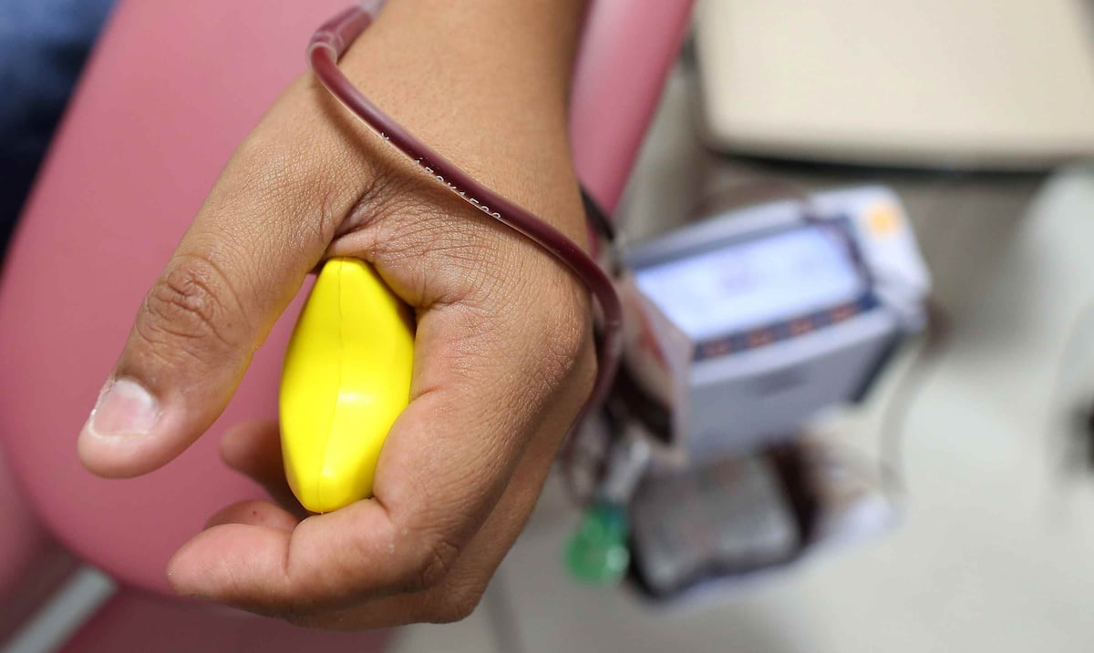 Piden donaciones urgentes de sangre para hermano de maestro asesinado en Carolina